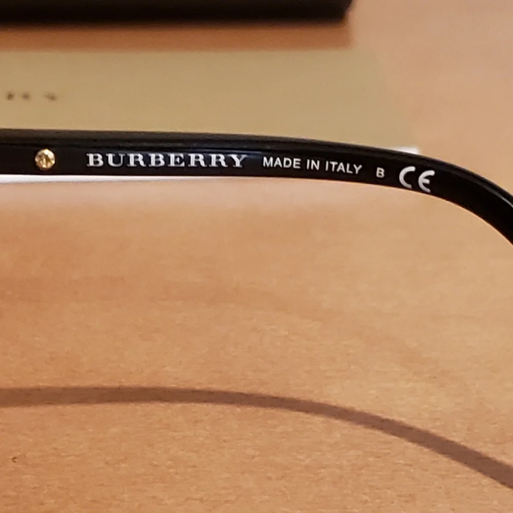 BURBERRY Women's B4216 3001/8G Sunglasses Lens Size 57mm (Black) - Picture 3 of 4